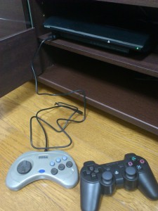 PS3 に USB 化したサターンパッドを繋いだ状態。標準のデュアルショックコントローラも一緒に。